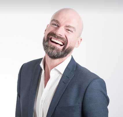 Benjamin Clarke, Gerente de Compras, avaliando a durabilidade do policarbonato para estufas GOODLIFE