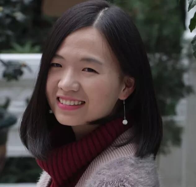 Candice, Export-Managerin der GOODLIFE Polycarbonat-Fabrik, bietet professionellen Support und technische Beratung