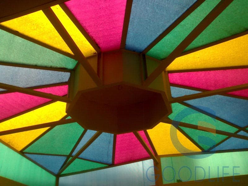 Großflächiges architektonisches Dachprojekt mit UV-geschützten Polycarbonat-Massivplatten