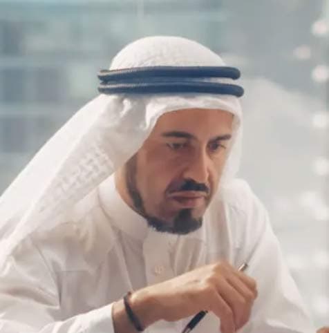 Omar Al-Farsi, Director de Proyectos, evaluando chapas de policarbonato decorativo diamante de 8mm