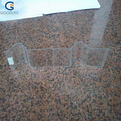 उच्च स्पष्टता और प्रोफ़ाइल गहराई दिखाती क्लियर 840 मॉडल पॉलीकार्बोनेट नालीदार शीट का कोणीय दृश्य