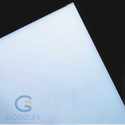 Polycarbonat-Diffusorplatte mit Hintergrundbeleuchtung zeigt gleichmäßige weiße Streuung und perfekte Lichtverteilung