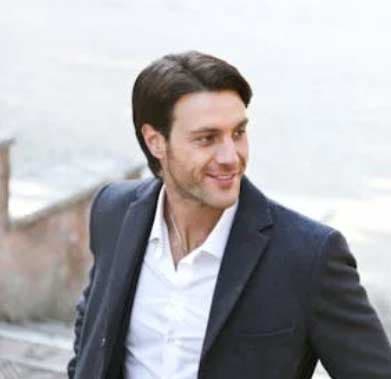 James Mitchell revisando painéis de policarbonato Cristal Light