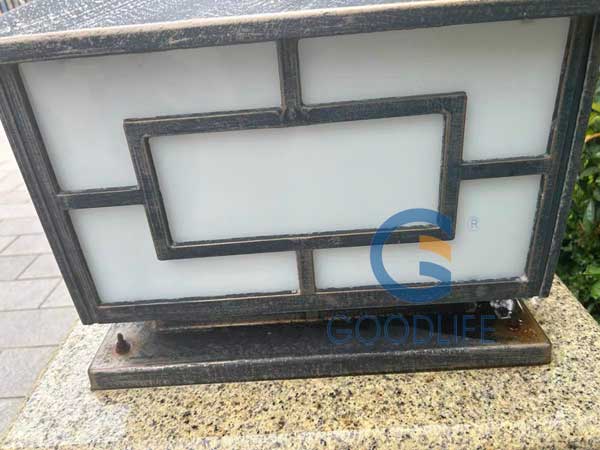 Beleuchtete Außenlichtsäule mit Polycarbonat-Diffusorplatten – gleichmäßige 360-Grad-Lichtverteilung