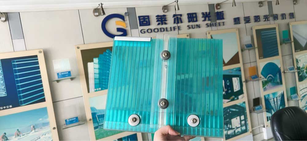 GOODLIFE Polycarbonat-Musterplatte mit montiertem transparentem U-Profil-Kantenabschluss – professionelle Kante gegen Staub und Feuchtigkeit