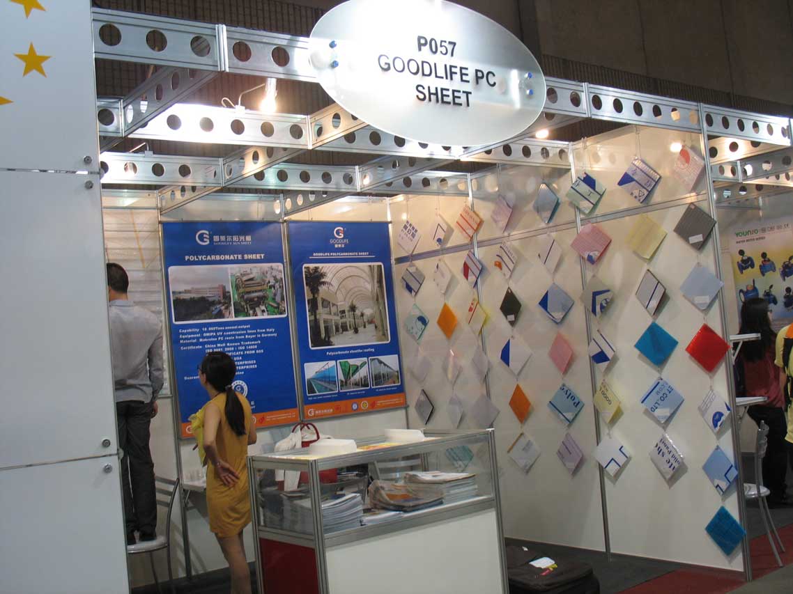 Aufbauphase des Goodlife-Messestandes in Brasilien