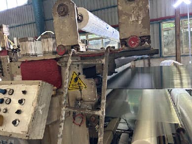 Applicazione automatica della pellicola protettiva PE per le lastre in policarbonato alveolare per prevenire i graffi