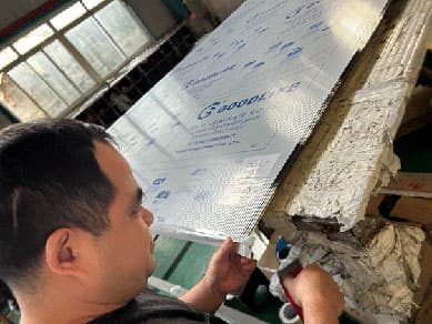 Processo di sigillatura dei bordi della lastra in policarbonato alveolare che protegge da polvere e contaminanti dell'umidità