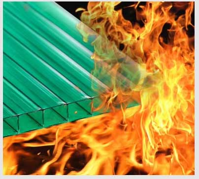 Brandschutzklasse B1: Grüne 8 mm Polycarbonat-Stegplatte demonstriert extreme Belastbarkeit