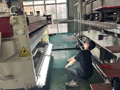 Estrusione e formatura ad alta temperatura di lastre in policarbonato alveolare con ispezione di qualità