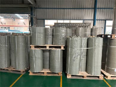 Platzsparende Rollenverpackung von dünnen Polycarbonat-Massivplatten im Lager der GOODLIFE-Fabrik