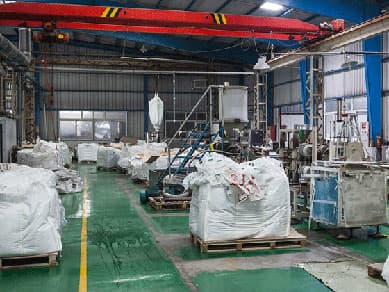 Professionelle Werkstatt zur Herstellung von Polycarbonat-Verbindern und H-/U-Profilen für die Plattenmontage