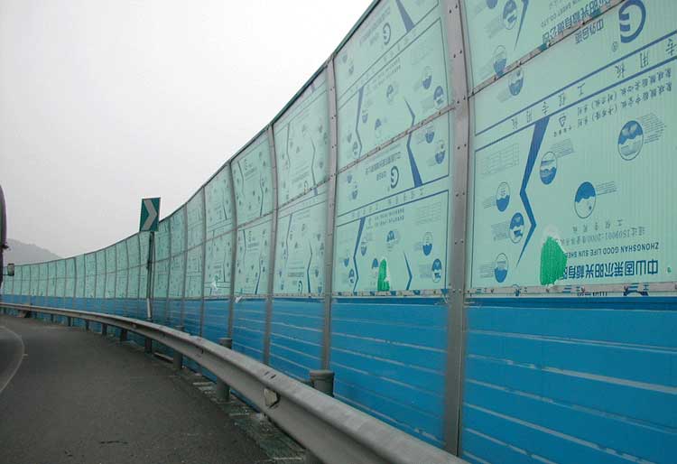Polycarbonat-Stegplatten mit Wabenstruktur als Lärmschutzwände an der Guangyun Expressway