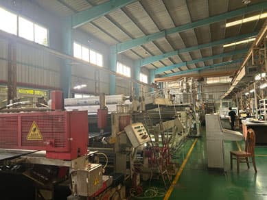 Linea di produzione di lastre in policarbonato alveolare a doppia parete marrone nel laboratorio della fabbrica Goodlife