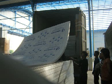 Carico di lastre in policarbonato alveolare a marchio GOODLIFE per spedizioni internazionali in container