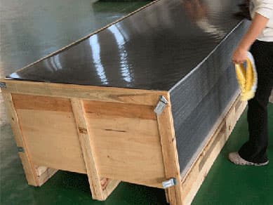 Sichere Holzkistenverpackung für schwere Polycarbonat-Platten zur Gewährleistung sicherer Seefracht