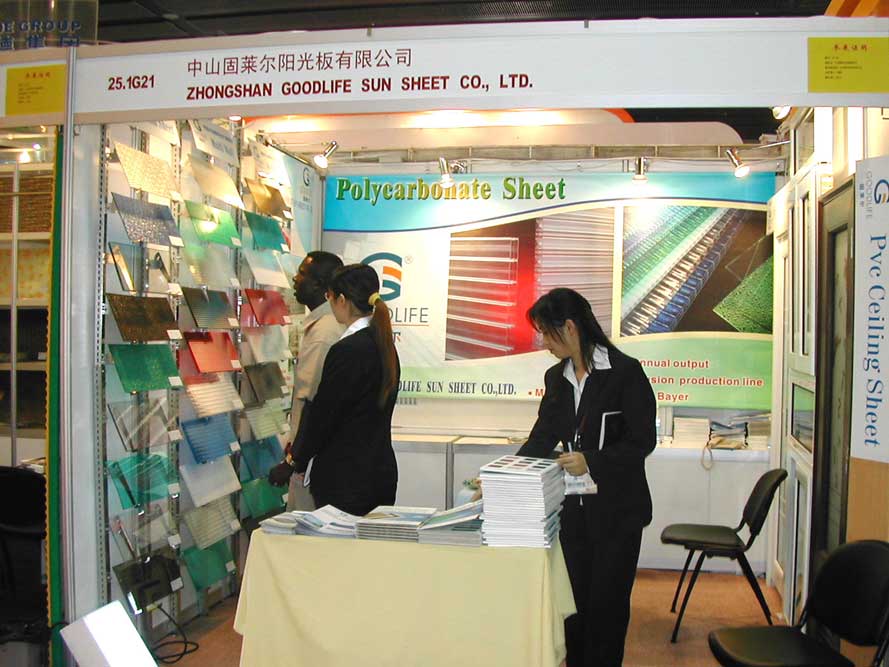 Afrikanischer Kunde erkundigt sich auf der Canton Fair nach Polycarbonat-Platten