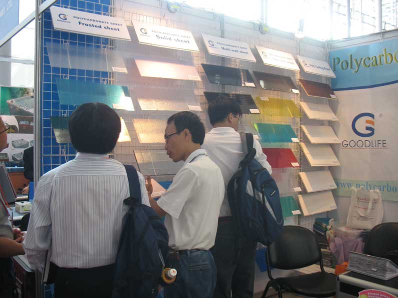 Ausländischer Kunde prüft Muster von Goodlife Polycarbonat-Platten