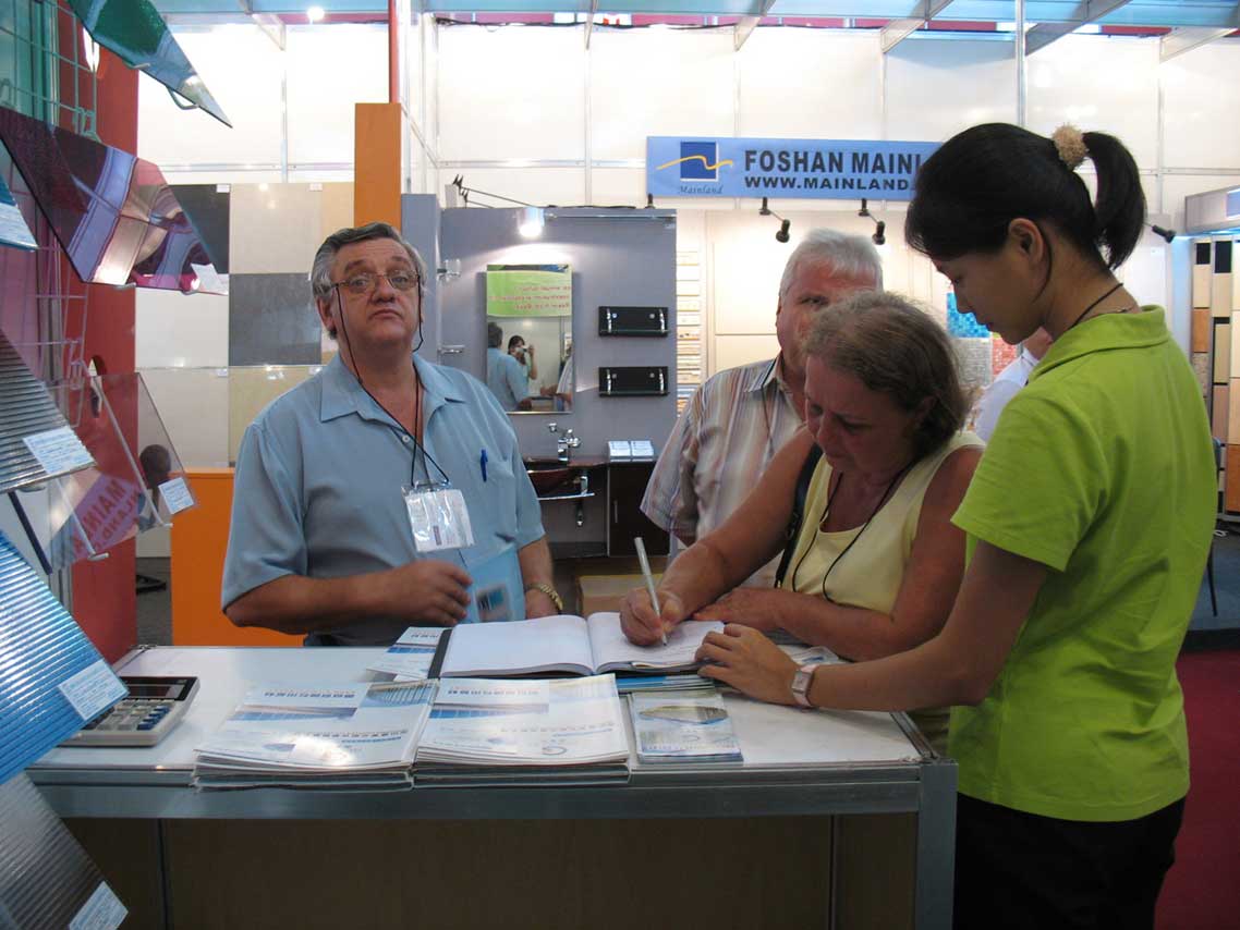 Brasilianischer Kunde bespricht maßgeschneiderte Anforderungen an Polycarbonat
