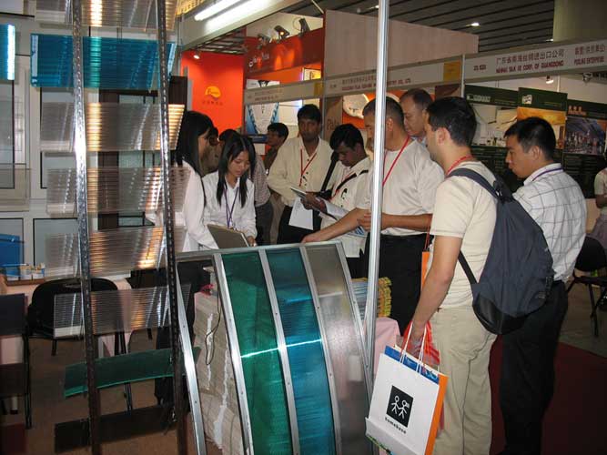 Produktvorführung für Messebesucher am Stand