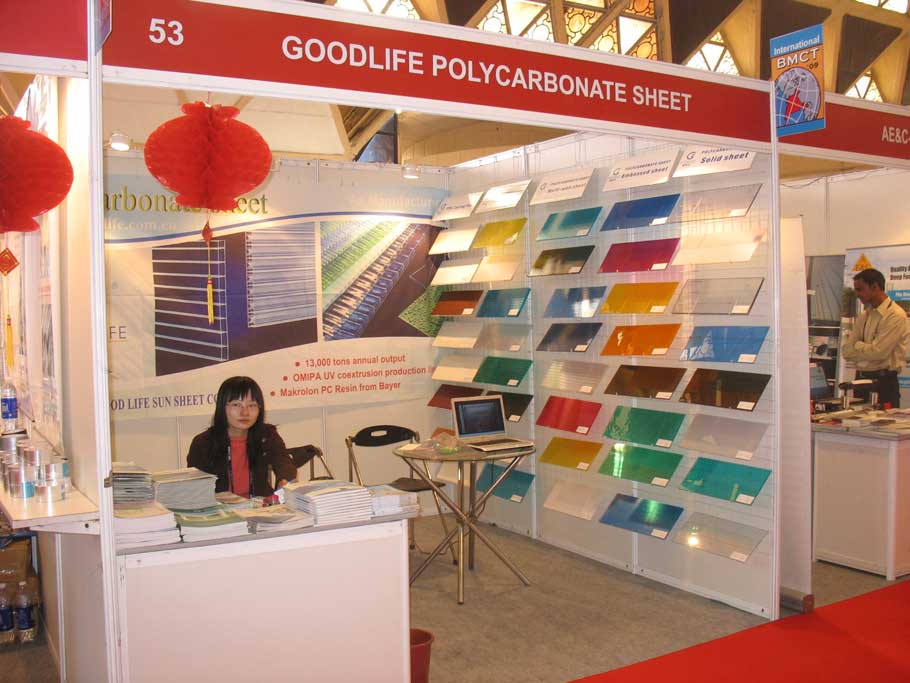 Mitarbeiter am Goodlife-Messestand in Vietnam