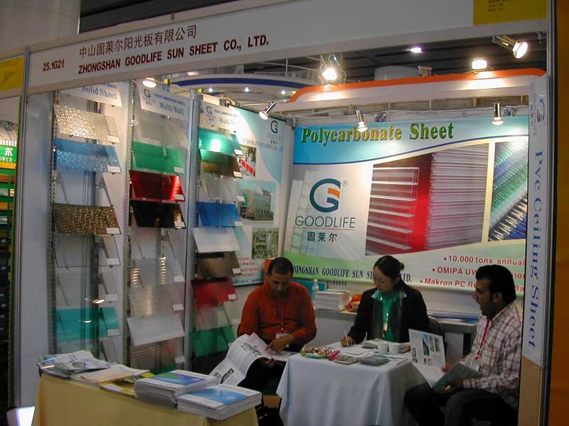 Detaillierte Produktbesprechung mit Kunden am Stand der Canton Fair