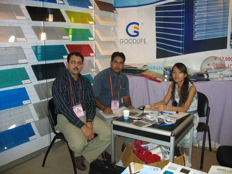 Das Goodlife-Verkaufsteam mit Kunden auf der Fachmesse