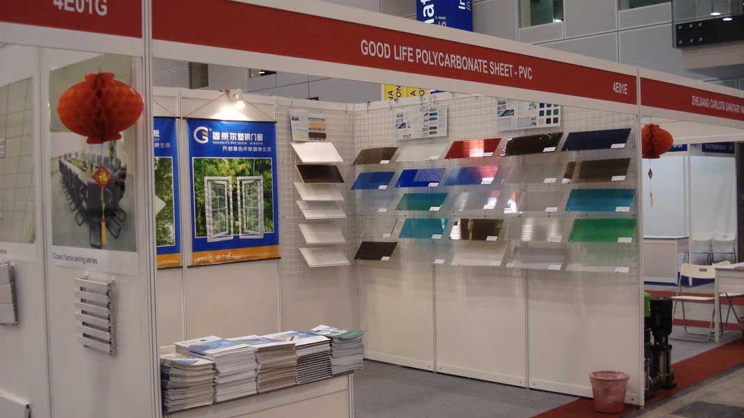 Präsentation von Polycarbonat-Platten auf der Messe in Singapur