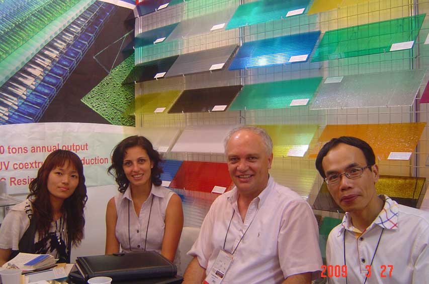 Gruppenfoto nach erfolgreichem Geschäftstreffen auf der Messe in Brasilien