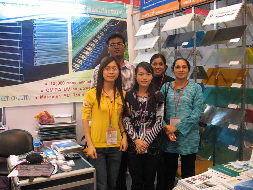 Gruppenfoto von Mitarbeitern und Gästen am Goodlife-Messestand