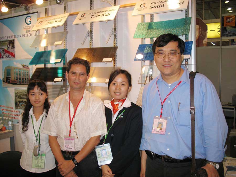 Das Goodlife-Team mit internationalen Kunden am Stand der Canton Fair