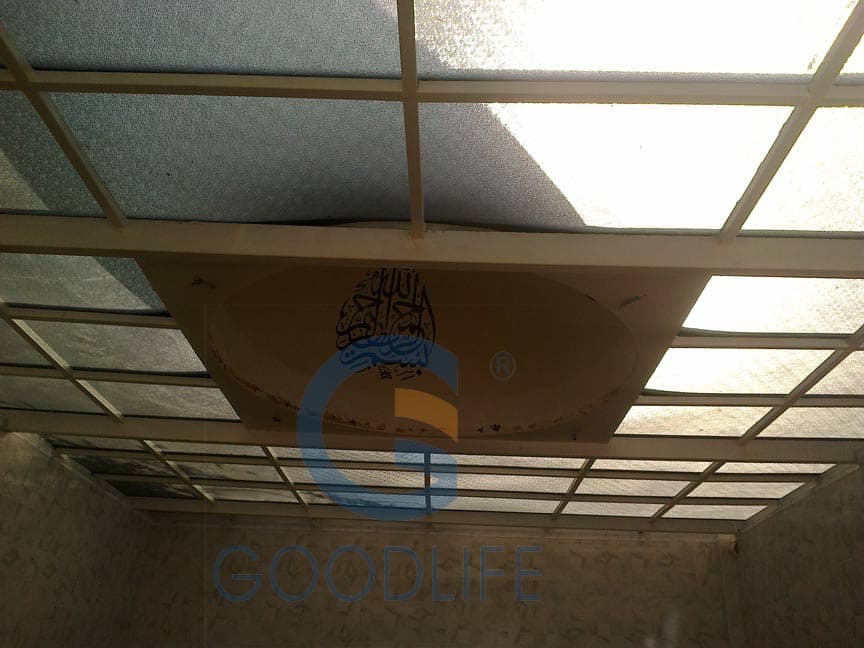 Frontansicht einer architektonischen Oberlichtmontage mit 8 mm Diamant-Polycarbonatplatten