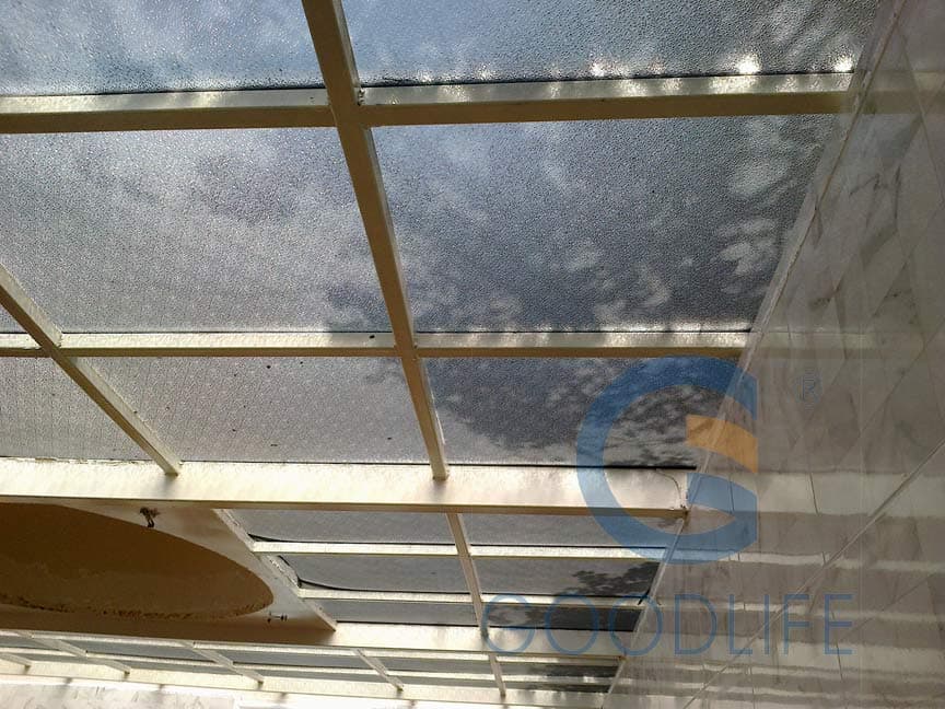 8 mm Polycarbonatplatte mit Diamantstruktur als dekoratives Oberlicht in Luxusvillen