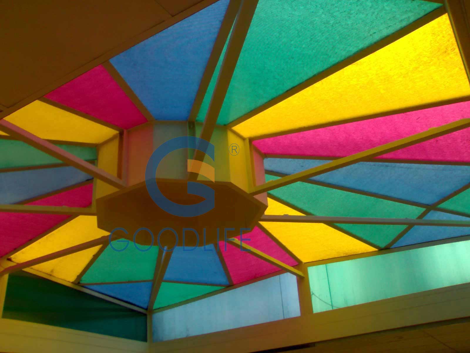 Tragkonstruktion mit individuell eingefärbten Polycarbonat-Prägeplatten mit Regentropfenmuster