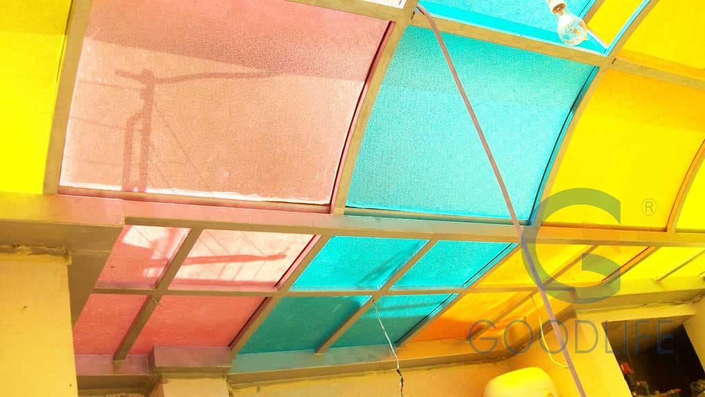 Sonnenlicht fällt durch transparente und farbige Regentropfen-Polycarbonat-Dachplatten in Ägypten