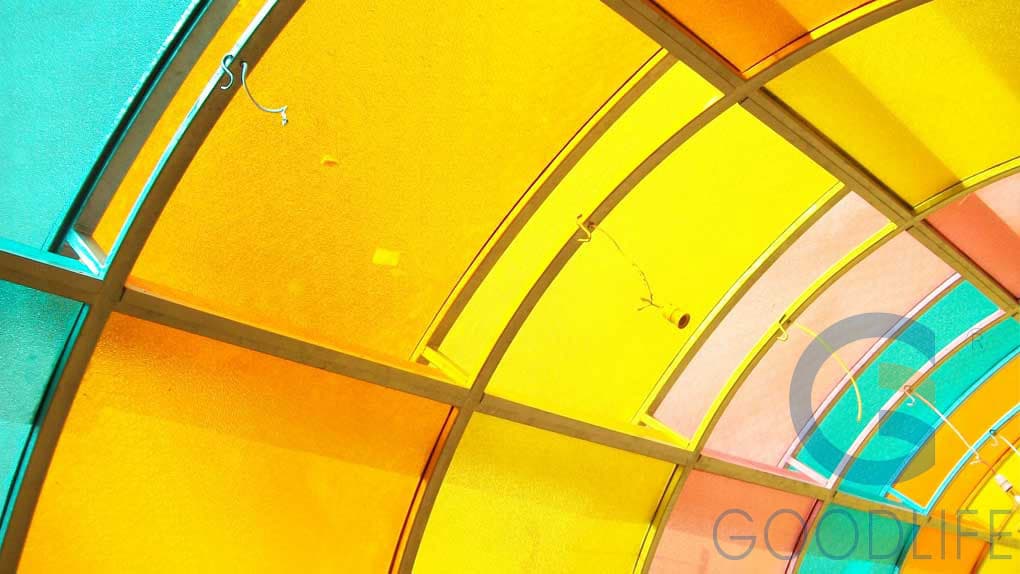 Nahaufnahme der Montage von 2,3 mm Polycarbonat-Regentropfenplatten auf einem Gewerbedach