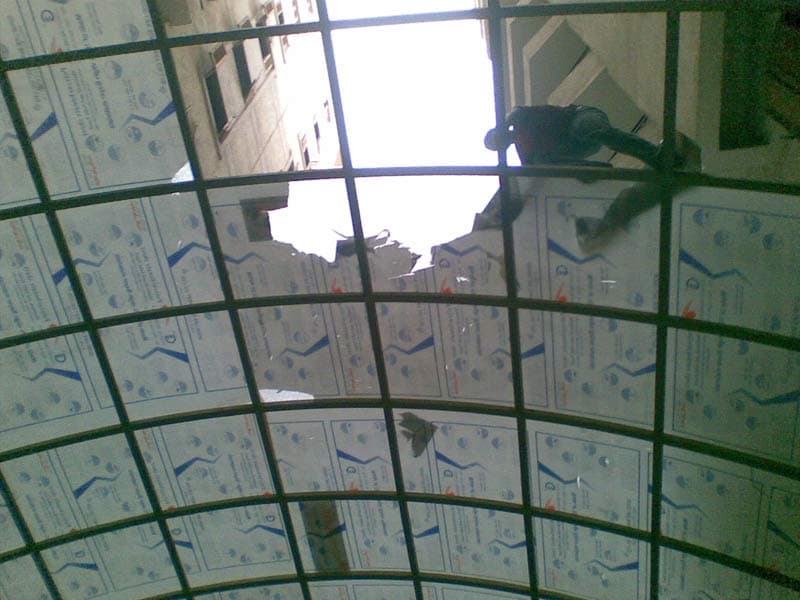 Fachgerechte Montage der GOODLIFE 2,3 mm Regentropfen-Polycarbonatplatte auf einer Metallrahmenkonstruktion