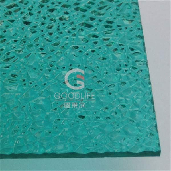 Nahaufnahme von 15.000+ Diamantpartikeln pro m² auf der Polycarbonat-Prägeplatte für Lichtstreuung