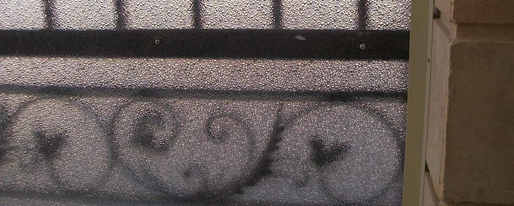 Transluzente strukturierte Polycarbonatplatte an Türen montiert – hervorragender Sichtschutz bei 80 % Lichtdurchlässigkeit