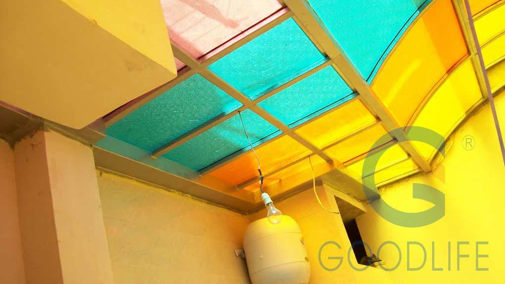 Seitenansicht des farbenfrohen Einkaufszentrums-Dachs in Kairo mit GOODLIFE-Regentropfen-Polycarbonatplatten