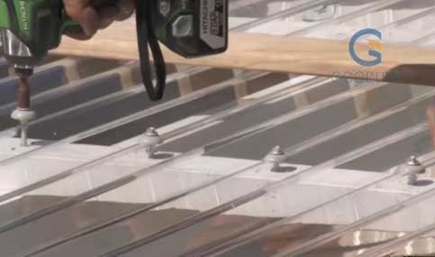 Montage vor Ort: 840 Trapez-Polycarbonat-Wellplatten auf Metallrahmenkonstruktion