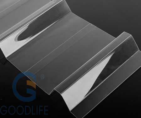 Demonstration von Leichtgewicht und hoher Schlagfestigkeit der 840 Polycarbonat-Wellplatte