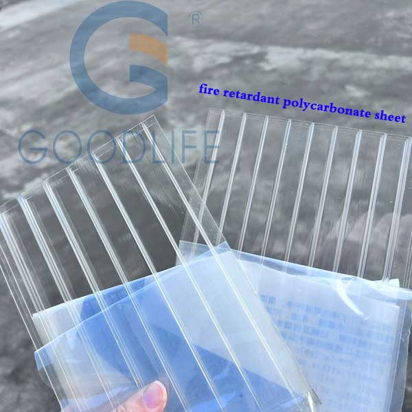 Heldere polycarbonaat brandwerende holle platen naast elkaar vergeleken met standaardplaat met witte vlamvertragende beschermlaag