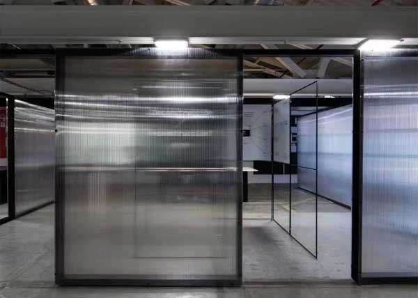 Fachada arquitectónica con paneles de policarbonato decorativo cristal esmerilado en Centro Comercial, Lima, Perú