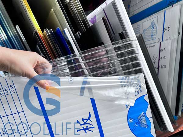 Schwer entflammbare Polycarbonat-Hohlkammerplatte mit herausragender optischer Klarheit und Lichtdurchlässigkeit