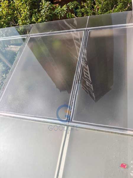 Sichtschutz und Lichtstreuungs-Ästhetikvergleich: Satiniert vs. transparent Polycarbonat