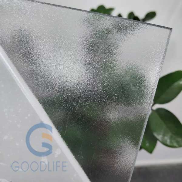 Detaillierte Kantenansicht der UV-geschützten satinierten Polycarbonatplatte für langfristige Außenqualität