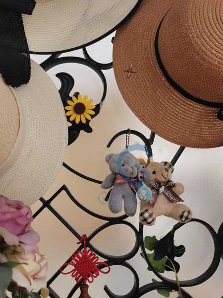 Nahaufnahme eines Produktdisplays vor Premium strukturierter satinierter Polycarbonatplatte