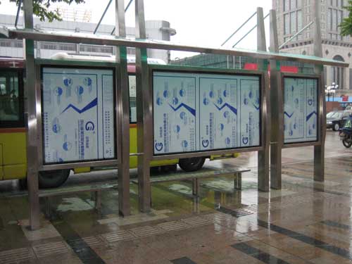 Bushaltestellen-Leuchtkasten mit GOODLIFE-Polycarbonat-Diffusorplatten für öffentlichen Nahverkehr