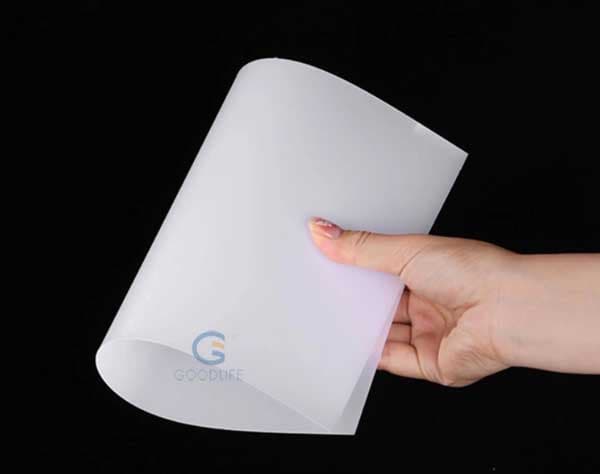 Hand biegt Polycarbonat-Lichtdiffusorplatte extrem – überlegene Schlagfestigkeit gegenüber Acrylglas